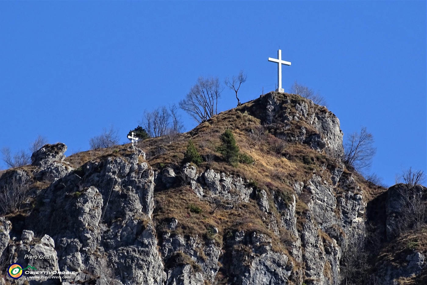 07 La croce del Monte Corno-Crus di Coregn vista da Santa Croce.JPG